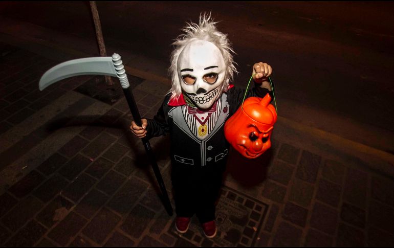 Durante el Día de Muertos, las calles de Guadalajara se animan y llenan de color con los niños pidiendo calaverita. EL INFORMADOR/ARCHIVO