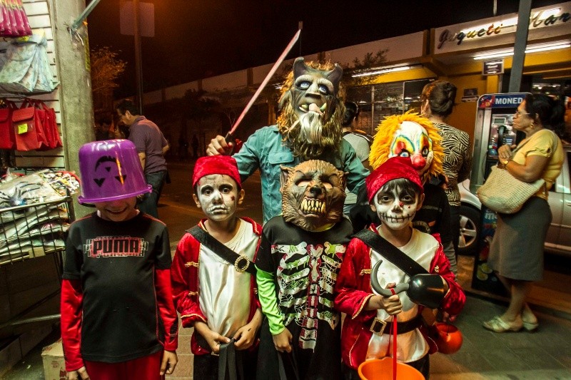 Cada noviembre, los niños recorren barrios con disfraces y bolsas, buscando recibir golosinas. EL INFORMADOR/ARCHIVO 