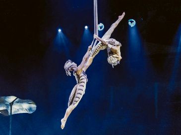 Ernesto Lea Place (izquierda) alza el vuelo en el espectáculo “OVO”. CORTESÍA