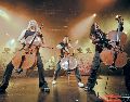 Apocalyptica: Eicca Toppinen, Paavo Lötjönen y Perttu Kivilaakso durante una presentación en el escenario del Teatro Nokia. AFP/B. Bedder