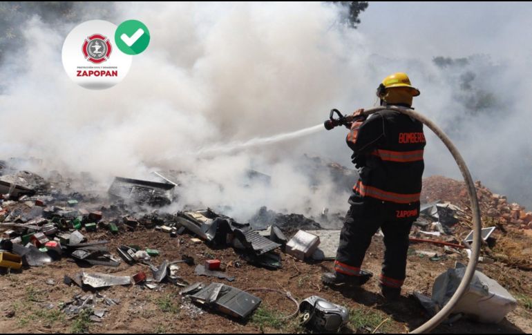 El incendio fue controlado con agua a presión. ESPECIAL / FACBOOK Protección Civil y Bomberos Zapopan