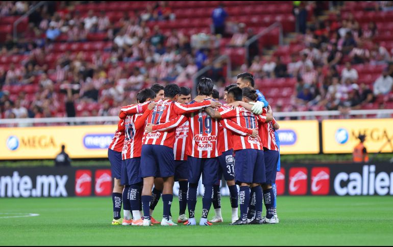 Chivas se enfrenta a un gran reto para llenar el lugar del defensa central que participará en el Mundial 2026. IMAGO7/ ARCHIVO