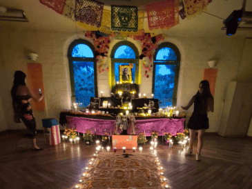 Uno de los momentos más emotivos fue la presentación del altar en honor a Jorge Vergara fundador de Educare y quien falleció en el 2019. ESPECIAL