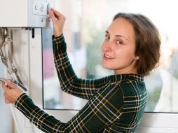 La exposición al monóxido de carbono, la falta de ventilación, los peligros eléctricos y el incumplimiento de normas de seguridad convierten esta práctica en una decisión peligrosa. CANVA