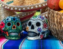 Ya sea con rezos en los panteones o con comparsas en las calles, el espíritu del Día de Muertos demuestra que en México la memoria y la alegría caminan de la mano. Unsplash