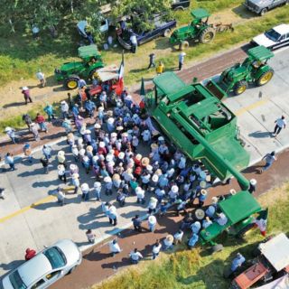 Campesinos mantienen bloqueos en varias carreteras del centro del país