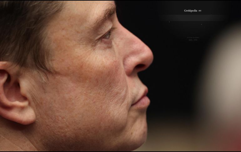 El sitio de Grokipedia tiene una apariencia minimalista con poco más que una barra de búsqueda en la que los usuarios pueden escribir sus consultas. ESPECIAL / AFP y CANVA