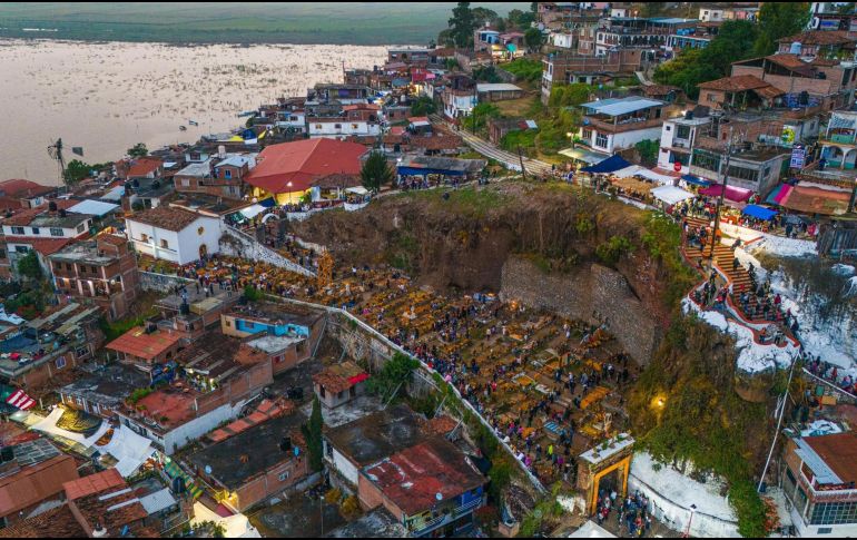 Las familias permanecen toda la noche rezando por sus seres queridos, compartiendo historias y construyendo comunidad. X / @GobMichoacan