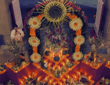 Cada año, la ofrenda de Palacio Nacional combina elementos tradicionales —como el cempasúchil, las velas y el papel picado— con mensajes sociales y culturales. ESPECIAL / X / @Claudiashein