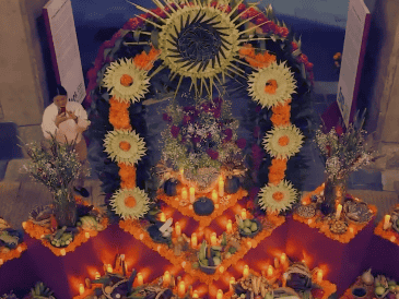 Cada año, la ofrenda de Palacio Nacional combina elementos tradicionales —como el cempasúchil, las velas y el papel picado— con mensajes sociales y culturales. ESPECIAL / X / @Claudiashein