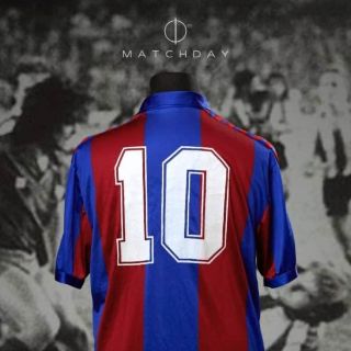 Sale a subasta histórica camiseta utilizada por Diego Maradona