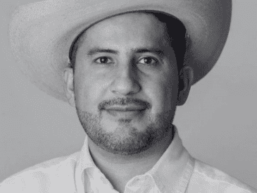 El alcalde murió a las 20:50 horas en el hospital Fray Juan de San Miguel, a donde fue trasladado tras el ataque. ESPECIAL/Facebook @Carlos Manzo