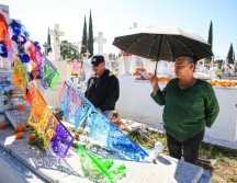 Cerca del mediodía, los pasadizos del Panteón Guadalajara rebosaban de flores de cempasúchil y papel picado. EL INFORMADOR / J. ACOSTA