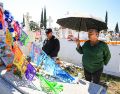 Cerca del mediodía, los pasadizos del Panteón Guadalajara rebosaban con flores de cempasúchil y papel picado. EL INFORMADOR / J. ACOSTA