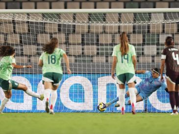 La arquera azteca Valentina Murrieta detuvo tres disparos desde los once pasos y se erigió como la figura determinante. X/ @fifaworldcup_es.