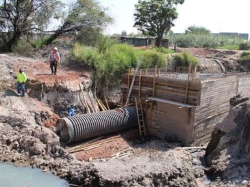 Las obras del cárcamo de bombeo tienen un 70 por ciento de avance, mientras que la planta de tratamiento, en la que se trabaja en la fase de fabricación y preparativos para su instalación, cuenta con un 60 por ciento. CORTESÍA