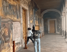 Imágenes difundidas por muestran que los protestantes arrojaron muebles por las ventanas mientras gritaban consignas en busca de justicia y aumento de seguridad. ESPECIAL