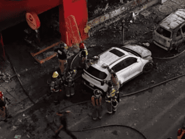 El estallido sacudió los cristales de los comercios vecinos y desató el infierno. EFE / D. SÁNCHEZ