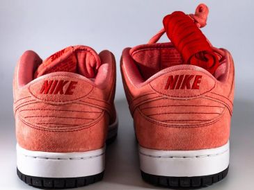 Al adquirir un calzado con este tipo de material, es importante comprar un spray protector, para evitar daños severos e irreparables. Pexels