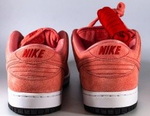 Al adquirir un calzado con este tipo de material, es importante comprar un spray protector, para evitar daños severos e irreparables. Pexels