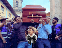 Cientos de personas vestidas de negro se acercaron para dar el pésame a la familia. A la viuda, Grecia Quiroz, a la madre y los hermanos del alcalde. SUN / C. Arrieta