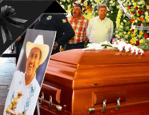 El asesinato de Carlos Manzo desató protestas e indignación en Uruapan. El edil fue velado en la funeraria San José y acompañado por miles de pobladores que exigían justicia. EFE / M. Duarte