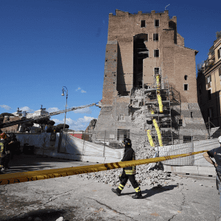 Se derrumba parte de una torre medieval en Roma (VIDEO)