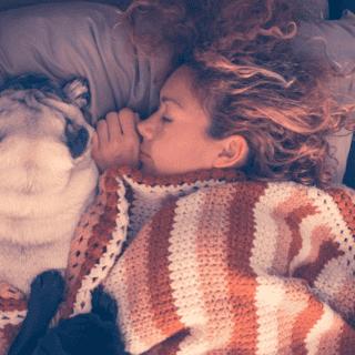 ¿Qué pasa con quienes duermen con sus mascotas?