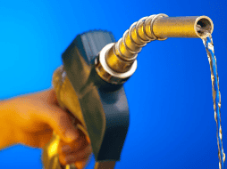 Los expertos recomiendan realizar mantenimientos periódicos, revisar la presión de las llantas y evitar aceleraciones innecesarias para optimizar el consumo. CANVA