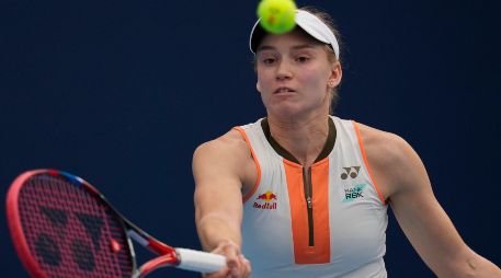 Elena Rybakina vino de atrás para vencer (3-6, 6-1 y 6-0) a Iga Swiatek en las finales de la WTA. AP/N. Guan