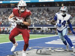 Trey McBride (izq.) fue una de las figuras de los Cardinals en el triunfo sobre los Cowboys, al capturar un pase en la zona de anotación. AFP