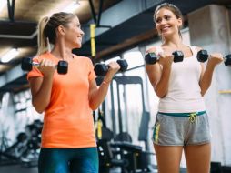 Realizar al menos dos sesiones semanales de ejercicios de fuerza (combinadas con actividad aeróbica y una alimentación equilibrada) puede marcar la diferencia entre envejecer con limitaciones o disfrutar de una vida activa, independiente y libre de enfermedades crónicas. CANVA