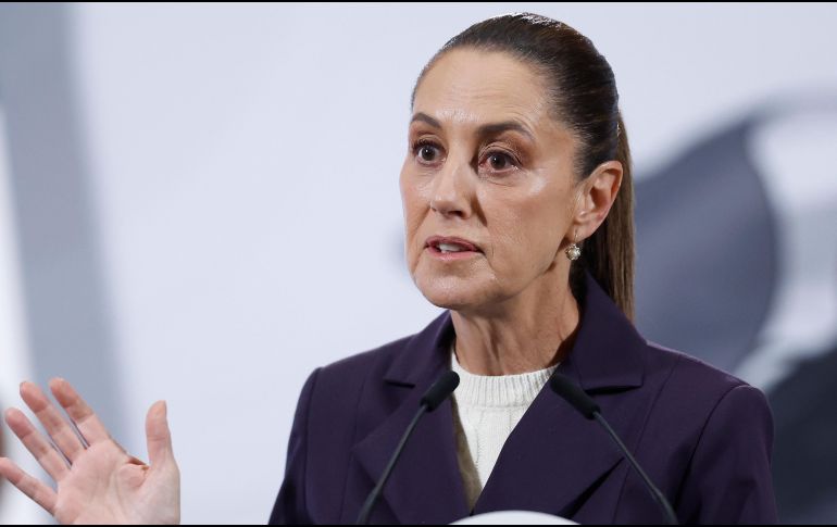 Las imágenes del hombre que intentó besar a Sheinbaum se hicieron virales y causaron indignación entre los usuarios. EFE/S. Gutierrez