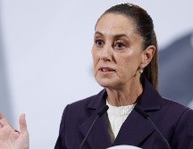 Las imágenes del hombre que intentó besar a Sheinbaum se hicieron virales y causaron indignación entre los usuarios. EFE/S. Gutierrez