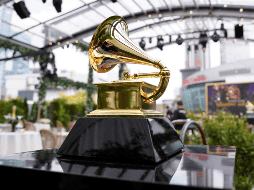 Un premio Grammy decorativo se exhibe antes del inicio de la 63.ª entrega anual de los premios Grammy en Los Ángeles el 14 de marzo de 2021. (Foto AP/Chris Pizzello, archivo)