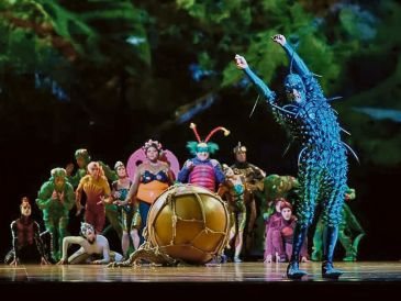 Las acrobacias evocan saltos de saltamontes, vuelos de mariposas o enjambres en movimiento. ESPECIAL