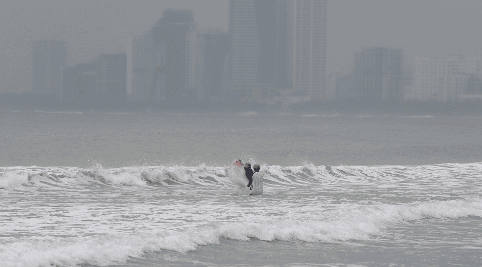 Las autoridades vietnamitas han ordenado la evacuación de unas 300 mil personas y han movilizado a unos 200 mil efectivos del Ejército. EFE / EPA / T. Dat