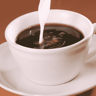 ¿Cuántas calorías tiene una taza de café con leche?