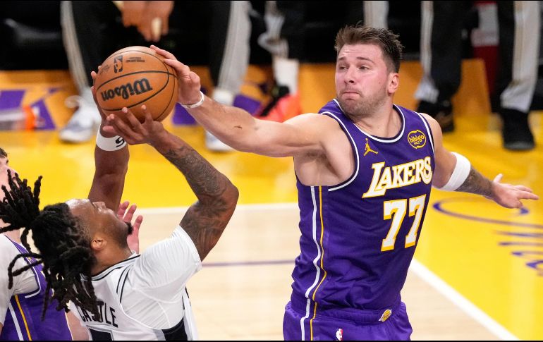 El basquetbolista esloveno Luka Dončić ha comenzado la temporada con Los Angeles Lakers de manera espectacular, dejando su sello en los primeros cinco juegos y rompiendo un récord histórico de Michael Jordan. AP / ARCHIVO