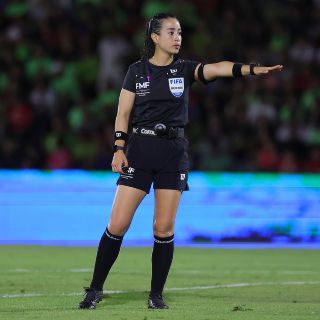 Conoce a Katia Itzel García, árbitra mexicana nominada a mejor silbante del mundo