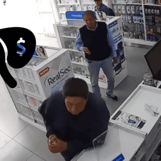 Abuelitos asaltan una farmacia con táctica para distraer a la cajera | VIDEO