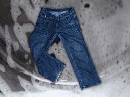 Al momento de lavar los jeans, chamarras o faldas de mezclilla, muchas personas cometen errores que provocan que la prenda pierda su forma o color original. ESPECIAL / CANVA