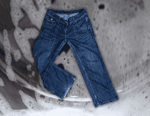Al momento de lavar los jeans, chamarras o faldas de mezclilla, muchas personas cometen errores que provocan que la prenda pierda su forma o color original. ESPECIAL / CANVA
