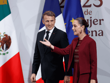 La Presidenta de México, Claudia Sheinbaum, y el mandatario de Francia, Emmanuel Macron, durante una rueda de prensa en la Ciudad de México. EFE / S. Gutiérrez