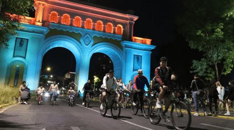 La Vía RecreActiva Nocturna invita a vivir la ciudad de una forma distinta, con una rodada colectiva bajo las estrellas. ESPECIAL/Gobierno de Guadalajara