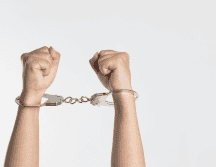 Un juez penal resolvió vincular a proceso penal al imputado, por el delito de feminicidio y le impuso la medida cautelar de prisión preventiva. Unsplash