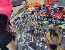 Una mujer observa las múltiples veladoras en recuerdo a las víctimas del siniestro. EFE/D. Sánchez