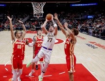 Los jugadores de Atlanta contuvieron a Doncic, que registró 22 puntos. EFE/E. Lesser