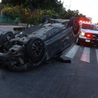 Choques y volcaduras, saldo de esta madrugada en la ZMG