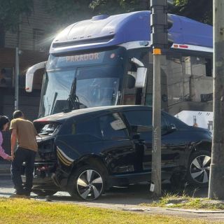 Macrobús y un particular chocan en la Calzada Independencia